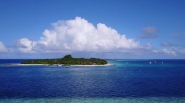Turkuaz okyanus ve beyaz kum arka planıyla lüks sahil seyahatinin gökyüzü.