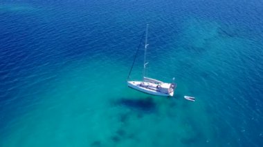 Beyaz kum arka planlı şeffaf su ile güzel körfez sahili macerasının hava aracı panoraması