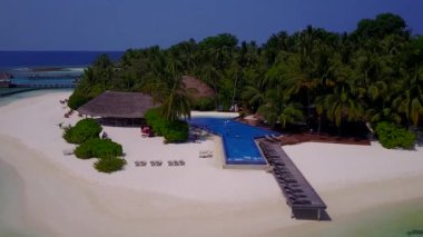 Mavi deniz ve beyaz kumlu arka planda sakin deniz manzaralı plaj manzaralı hava manzarası