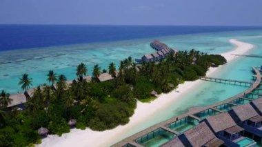 Açık okyanus ve beyaz kum arka planındaki deniz turistlerinin insansız hava araçları.