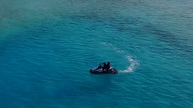Cennet sahili sahil yaşam tarzının insansız hava aracı doğası. Mavi okyanus ve beyaz kum arka planı.