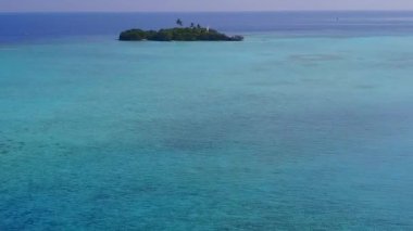 Cennet 'in insansız hava araçları turistik plaj zamanı berrak okyanus ve parlak kumlu arka plan