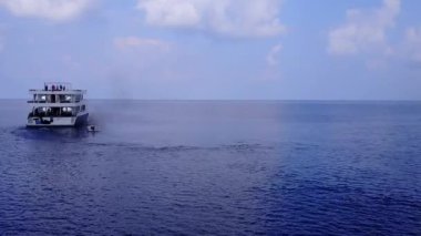 Mavi yeşil deniz ve beyaz kum arka planındaki egzotik deniz manzaralı sahil saatinin hava aracı dokusu.