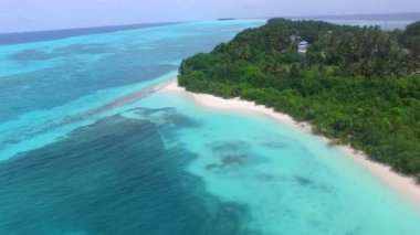 Turkuaz lagün ve beyaz kumlu arka planda güzel körfez kumsal zamanının hava aracı turizmi