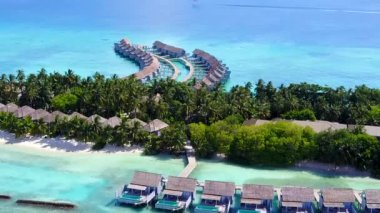 Mavi göl ve beyaz kumlu arka planda mükemmel göl gezisinin insansız hava aracı manzarası