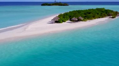 Beyaz kum arka planlı şeffaf su tarafından deniz tatil köyü macerasının hava aracı soyutlaması