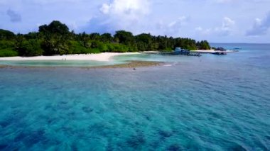 Temiz kum arka planına sahip sığ okyanus kıyısında turist plajı tatilinin insansız hava aracı doğası