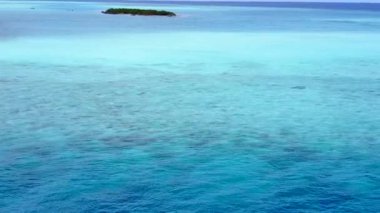 Mavi deniz ve beyaz kum arka planındaki tropikal sahil saatinin insansız hava manzarası