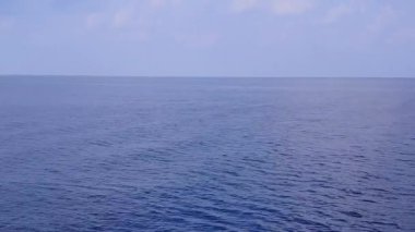 Deniz manzaralı güzel bir sahil gezisinin insansız hava aracı dokusu sığ deniz ve beyaz kum arka planında