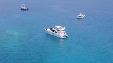 Turkuaz su ve beyaz kumlu arka planla tropikal deniz manzaralı deniz manzaralı drone hava manzarası