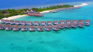 Turkuaz denizinin beyaz kumlu arka planlı sakin lagün plaj macerasının drone dokusu