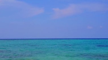 Mavi su ve beyaz kum arka planındaki cennet gibi turistik plaj saatinin havadan soyutlanması
