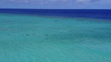 Turkuaz lagün ve beyaz kum arka planıyla güzel deniz kıyısı kumsallarından oluşan hava aracı soyutlaması.