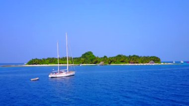 Deniz kıyısı deniz yolculuğunun beyaz kumlu arka planıyla şeffaf deniz manzarası.