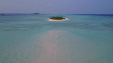 Mavi yeşil lagün ve beyaz kum arka planındaki deniz turistlerinin deniz manzarası.
