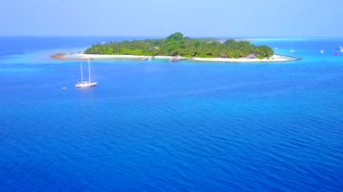 Aqua Blue Lagoon 'un beyaz kum arka planlı lüks göl gezisinin insansız hava aracı manzarası