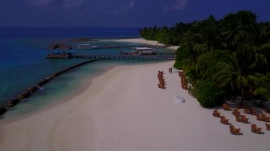 Turkuaz deniz kıyısında, beyaz kumlu arka planda güzel turistik plajların insansız hava aracı manzarası