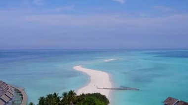 Sakin sahil yolculuğunun insansız hava aracı sığ deniz ve parlak kumlu arka planda.
