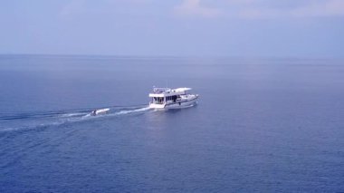 Temiz göl ve beyaz kum arka planında mükemmel tatil beldesi turizmi.
