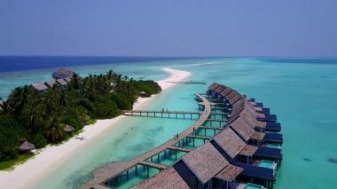 Pürüzsüz kumsal yolculuğunun insansız hava yolculuğu. Parlak kum arka planına sahip sığ deniz kıyısında.