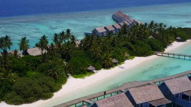 Turkuaz okyanus ve parlak kum arka planıyla lüks deniz manzaralı sahil seyahati.