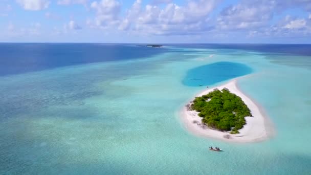 Letecký pohled cestovní ruch klidné pobřeží pláž dobrodružství podle modré laguny a bílé písečné pozadí — Stock video