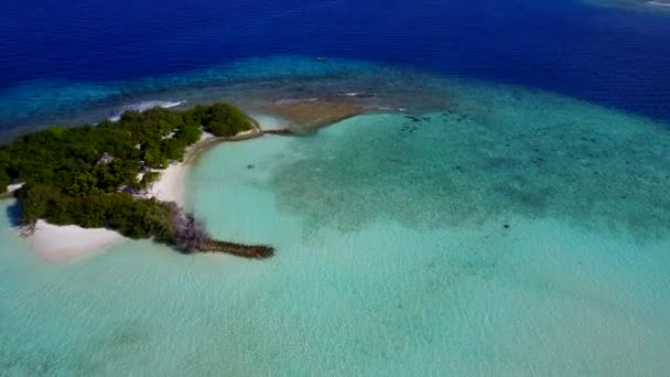 Céu drone aéreo de mar perfeito vista viagem de praia por lagoa verde azul e fundo de areia branca — Vídeo de Stock