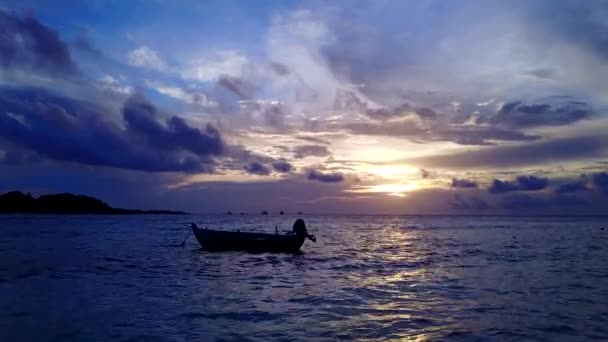 Cielo aéreo del dron del tiempo hermoso de la playa del complejo por el mar azul con el fondo arenoso limpio — Vídeos de Stock