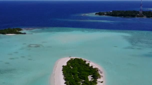 Ciel aérien de belle station balnéaire style de vie par l'océan bleu aqua avec fond de sable blanc — Video