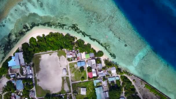 Aerial drone abstrakt rajskiego wybrzeża plaży styl życia przez niebieski zielony wody z czystym, piaszczystym tle — Wideo stockowe