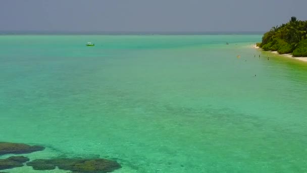 Vista aerea panorama di relax vista mare spiaggia avventura dal mare blu con sfondo sabbioso pulito — Video Stock