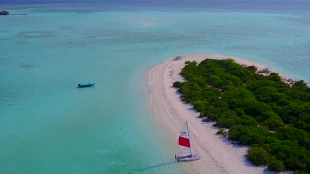 蓝海白沙背景下海滨度假休闲的空中旅游 — 图库视频影像