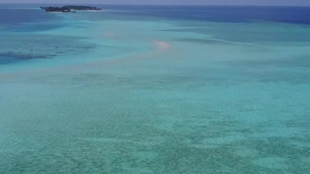 공중에서 본 바다 풍경, 하얀 모래사장이 있는 맑은 바 다 모험 — 비디오