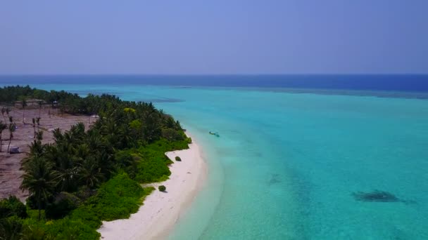 Luchtfoto drone landschap van paradijs baai strand avontuur door ondiepe zee en witte zandachtergrond — Stockvideo