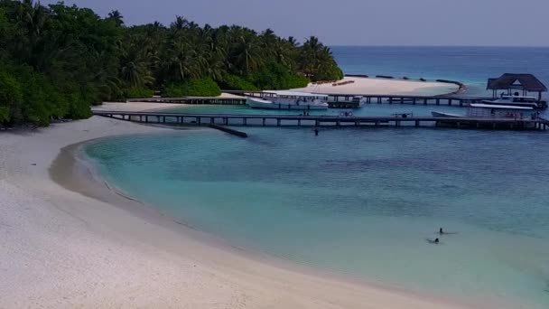 Paisaje vista Drone de viaje de playa laguna tropical por mar verde azul con fondo arenoso blanco — Vídeos de Stock