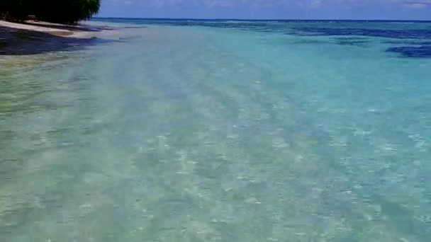 Drohne Blick auf das Meer von Luxus-Lagune Strandabenteuer durch klares Wasser und weißen Sand Hintergrund — Stockvideo