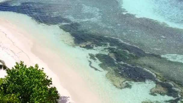 Textura aérea de la playa de la bahía tropical aventura por el mar azul con fondo de arena limpia — Vídeo de stock