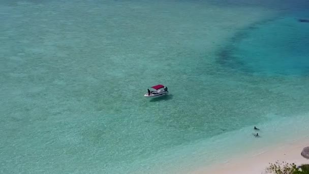 Drone aéreo de viagem tranquila vista mar praia férias por mar raso com fundo de areia branca — Vídeo de Stock