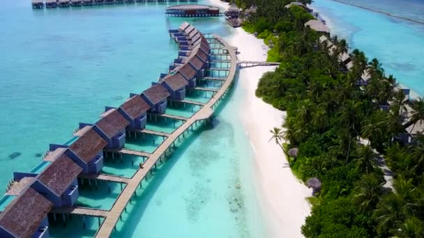 Vista aérea paisagem de relaxante litoral viagem de praia por lagoa azul com fundo de areia brilhante — Vídeo de Stock