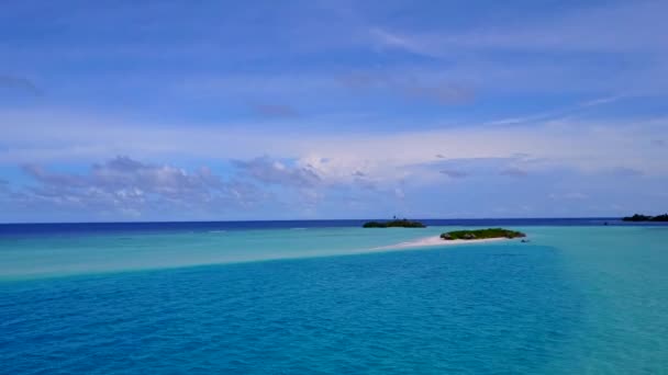 Panorama vista Drone de lujo tiempo de playa turística por laguna verde azul con fondo de arena blanca — Vídeo de stock