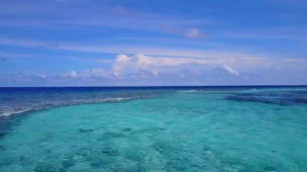 Dron pohled nebe ráje Bay pláž plavba podle modré zelené vody s bílým písečným pozadím — Stock video