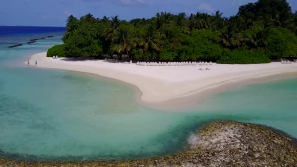 白い砂浜の背景を持つ青い海によるリラックスした湾のビーチの旅の空中ドローン風景 — ストック動画