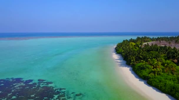 Paisaje aéreo de drones del paraíso estilo de vida de playa de la bahía por el agua turquesa con fondo de arena blanca — Vídeos de Stock