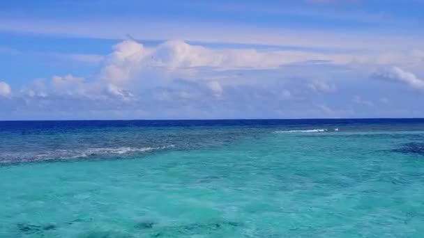 Luchtvaart van prachtige kust strand tijd door transparante oceaan en witte zandachtergrond — Stockvideo