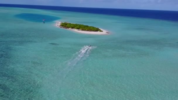 Drone widok morze krajobraz egzotycznej zatoki plaża podróż przez turkusowe morze z białym tle piasku — Wideo stockowe