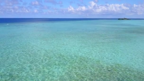 Повітряне небо ідеального узбережжя пляжної подорожі на синьому морі та білому піщаному фоні — стокове відео