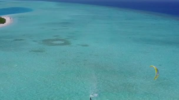 Drone turismo aéreo de vacaciones de playa de bahía exótica por el agua azul y fondo de arena blanca — Vídeo de stock