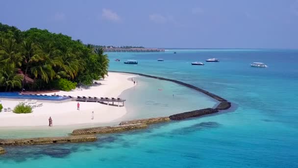 Drone călătorie aeriană de lagună perfectă timp de plajă de ocean puțin adânc și nisip alb fundal — Videoclip de stoc