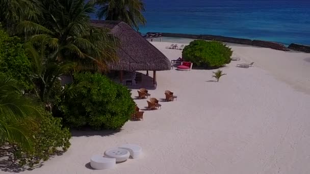 Drone panorama aereo di idilliaca spiaggia isola viaggio dal mare trasparente con sfondo di sabbia brillante — Video Stock