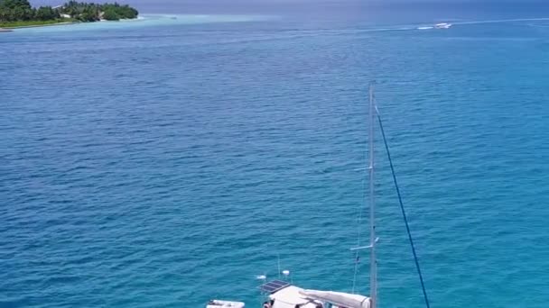 얕은 바다와 백 사 장을 배경으로 아름다운 해변 휴양지의 공중 풍경 — 비디오